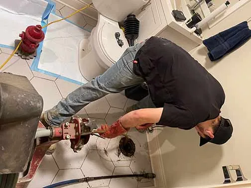 WC bouché, douche lente, odeur d’égout : des situations très concrètes dans le 76